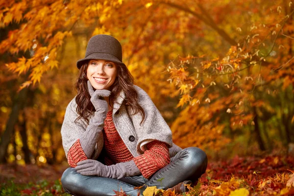 Mode vrouw in herfst park — Stockfoto