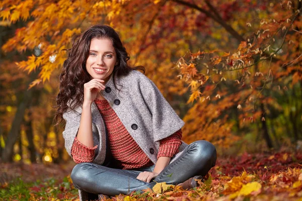 Mode kvinna i höst park — Stockfoto