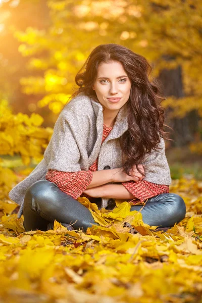 Mode vrouw in herfst park — Stockfoto