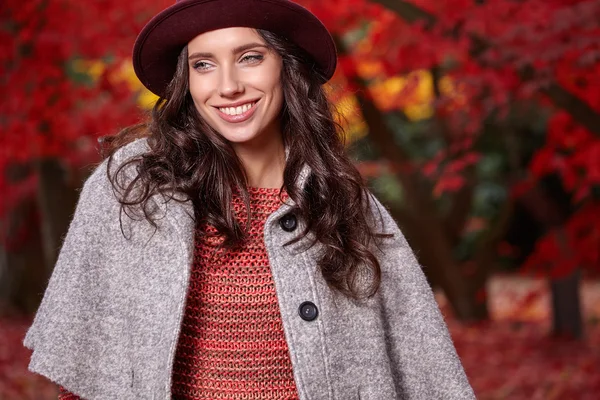 Donna di moda nel parco di autunno — Foto Stock