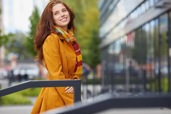 Bella giovane donna nella città di autunno — Foto Stock