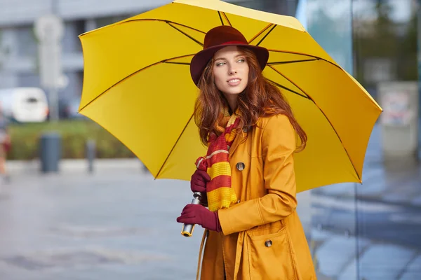 Mooie jonge vrouw in herfst stad — Stockfoto