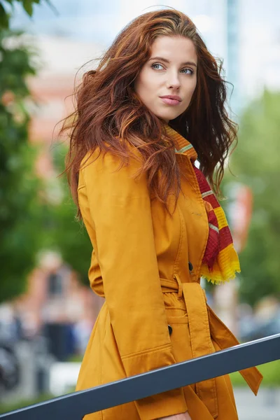 Vacker ung kvinna i höstens city — Stockfoto