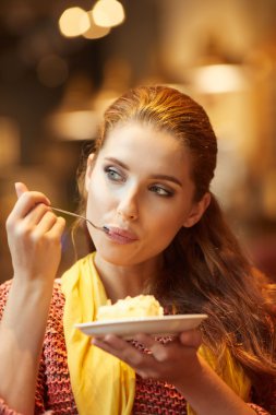 Pasta yemeye bir kafede genç güzel kadın