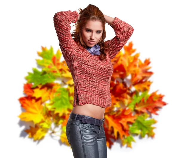 秋の色の美しいブルネットの女性の肖像画 — ストック写真