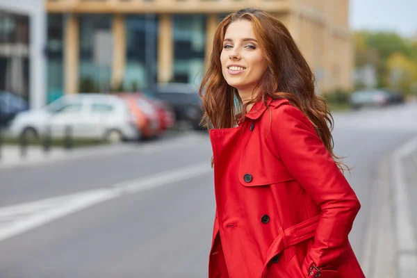 Szép stílusos nő egy piros kabát. — Stock Fotó