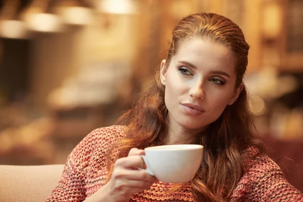Młoda piękna kobieta w kawiarni — Zdjęcie stockowe
