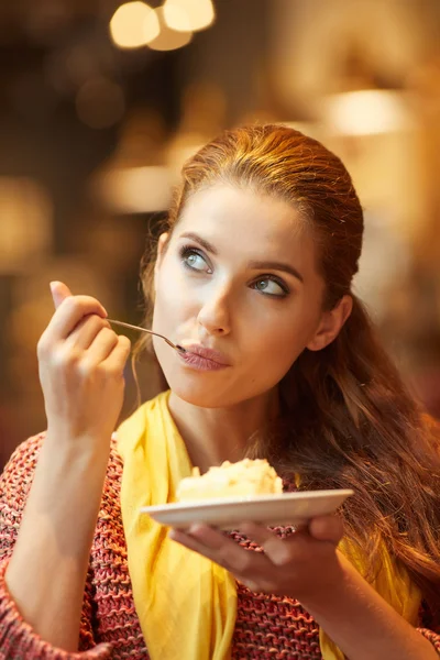 Joven hermosa mujer en un café comiendo pastel —  Fotos de Stock