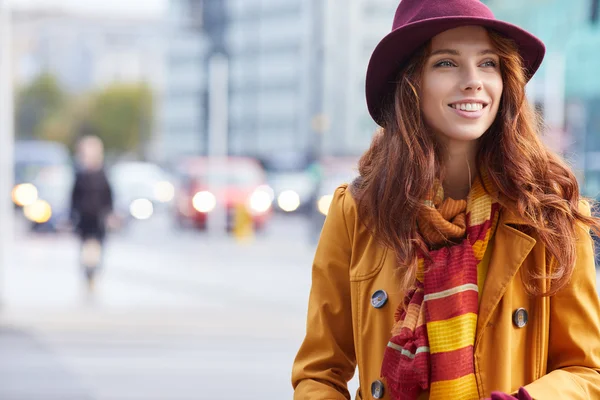 Bella donna nella città di autunno — Foto Stock