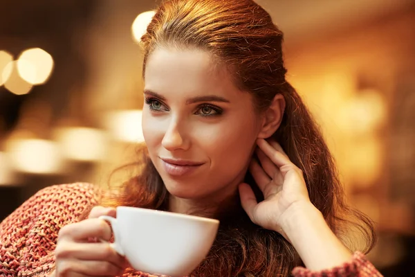 Beautiful woman in a restaurant — Stock Photo, Image