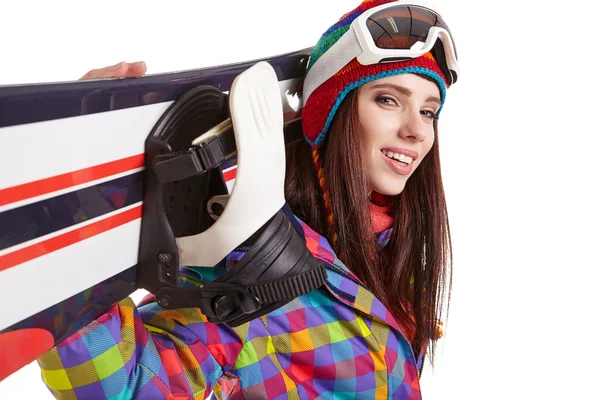 Ung kvinna står med snowboard — Stockfoto