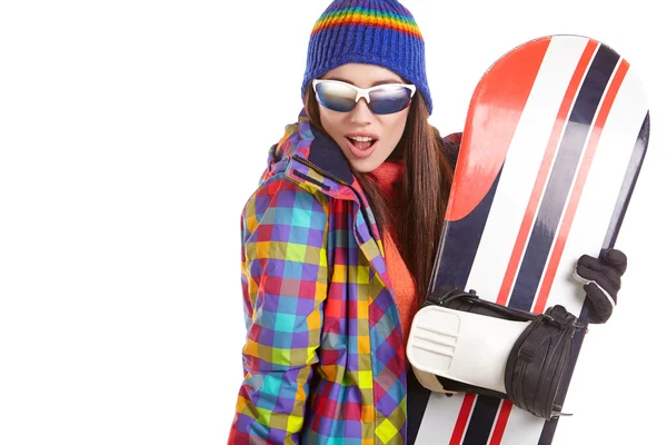 Ung kvinna står med snowboard — Stockfoto