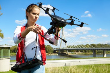 Bir kadın ayakta ve drone holding