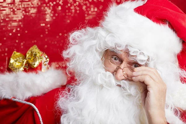 Foto van de gelukkige Kerstman in een bril kijkend naar de camera — Stockfoto