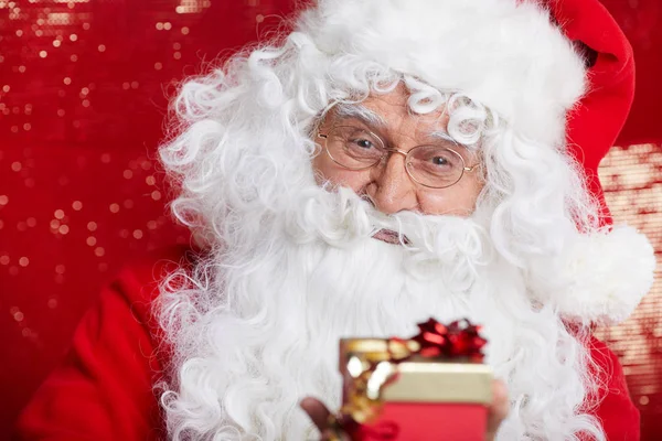 Foto vom glücklichen Weihnachtsmann mit Brille, der in die Kamera schaut — Stockfoto