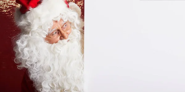 Santa Claus wijzen in lege Reclameaankondiging Vlag geïsoleerd op r — Stockfoto