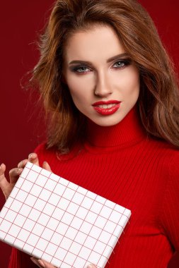 Noel hediyesi olan kadın. 