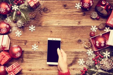 Bir dokunmatik ekran akıllı telefon kullanan kadın 