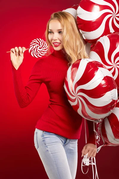 Mooi meisje in de studio met ballonnen — Stockfoto