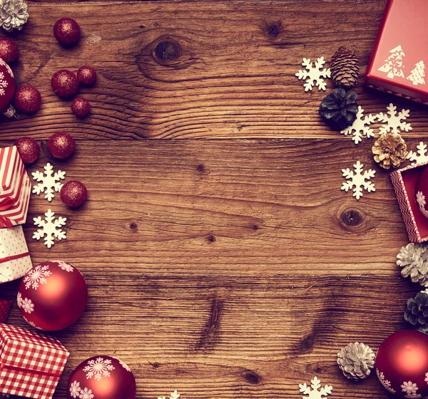 Décorations de Noël sur un fond de bois rustique — Photo