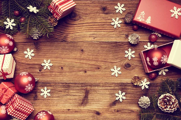 素朴な木製の背景のクリスマスの装飾 — ストック写真