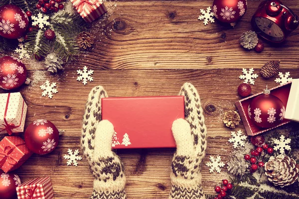 Set mit bunten Weihnachtsgeschenken auf einem Tisch liegend und weiblichen Händen — Stockfoto