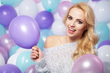 Renkli balonlar ile güzel kadın