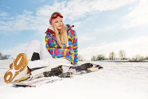 Deporte chica con snowboard alto en las montañas nevadas de invierno . — Foto de Stock