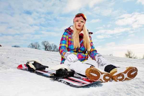 Σπορ κορίτσι με snowboard υψηλή στα βουνά χειμώνα χιονισμένο. — Φωτογραφία Αρχείου