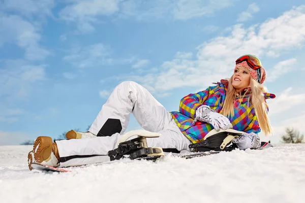 Sport flicka med snowboard hög i vinter snöiga bergen. — Stockfoto