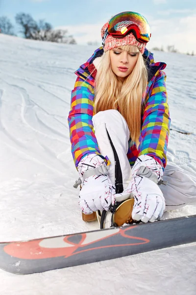 Menina do esporte com snowboard alto nas montanhas nevadas de inverno . — Fotografia de Stock