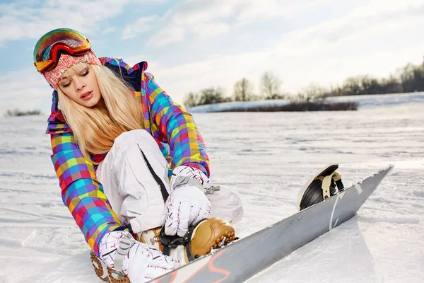 Menina do esporte com snowboard alto nas montanhas nevadas de inverno . — Fotografia de Stock