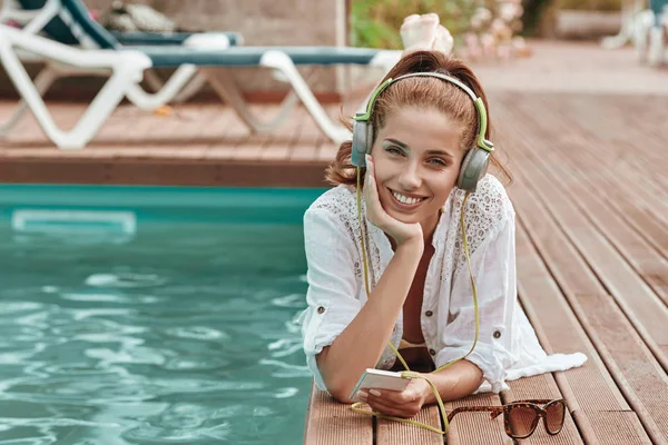 Mujer feliz relajante cerca de la piscina — Foto de Stock