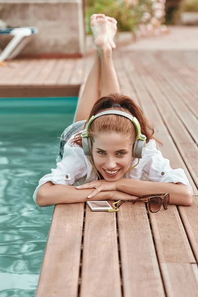Ευτυχισμένη γυναίκα χαλάρωσης κοντά στην πισίνα — Φωτογραφία Αρχείου