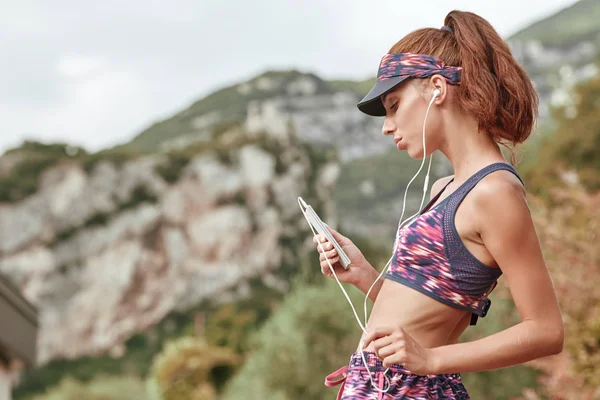 Hübsche Frau joggt im Park — Stockfoto