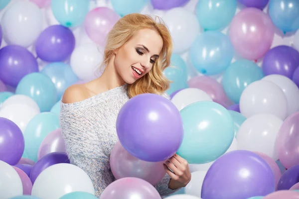 Schöne Frau mit bunten Luftballons — Stockfoto