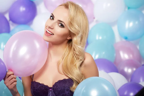 Hermosa mujer con globos de colores — Foto de Stock