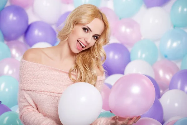 Hermosa mujer con globos de colores — Foto de Stock