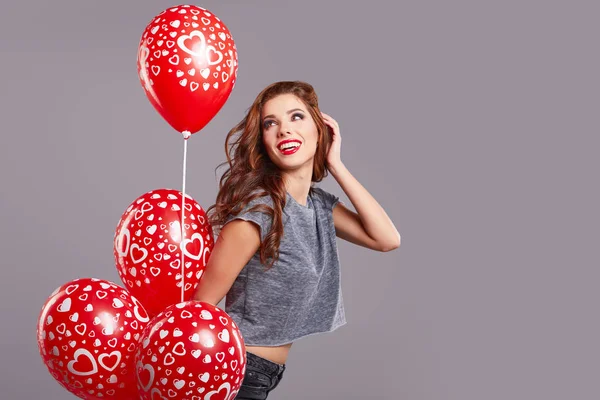 Frau mit Luftballons im Atelier — Stockfoto