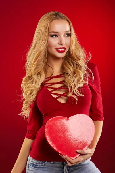 Aantrekkelijke vrouw met gift box in vorm van hart — Stockfoto