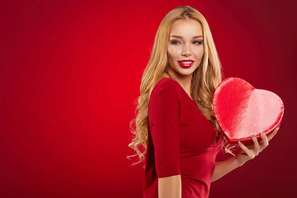Mujer atractiva con caja de regalo en forma de corazón —  Fotos de Stock