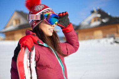 snowhill üzerinde kadın snowboarder.