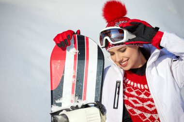 Alpler'de bir açık ateş snowboard genç bir kadın.