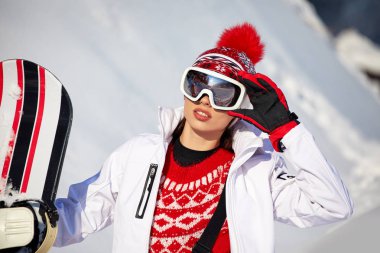 snowhill üzerinde kadın snowboarder.