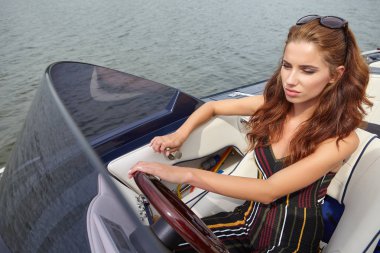 genç kız bir motorlu tekne sürüş 