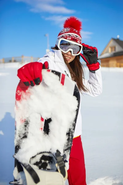 Спортивная женщина с сноубордом на открытом воздухе — стоковое фото