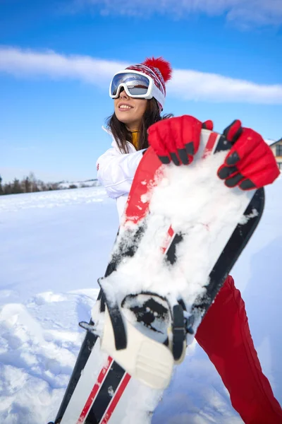 Femme sportive avec snowboard en plein air — Photo