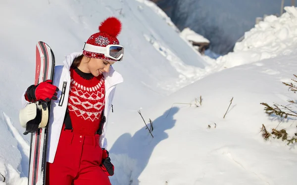 A young woman snowboarding in the Alps, an outdoor shoot. — Stock Photo, Image