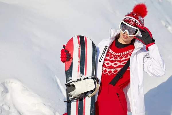 Femme snowboarder sur la neige . — Photo