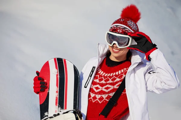 Female snowboarder on the snowhill. — Stock Photo, Image